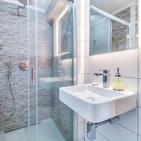 Seaview Apartament *