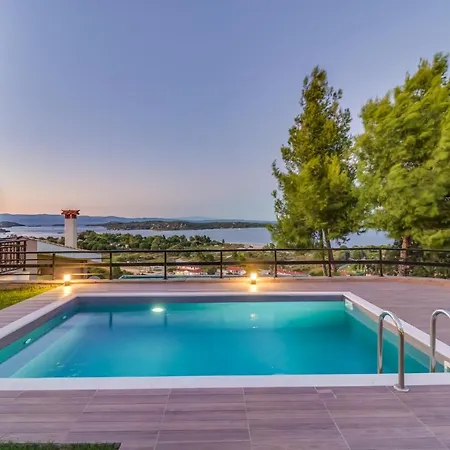 Sea View Villas *