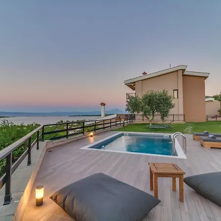 Sea View Villas *